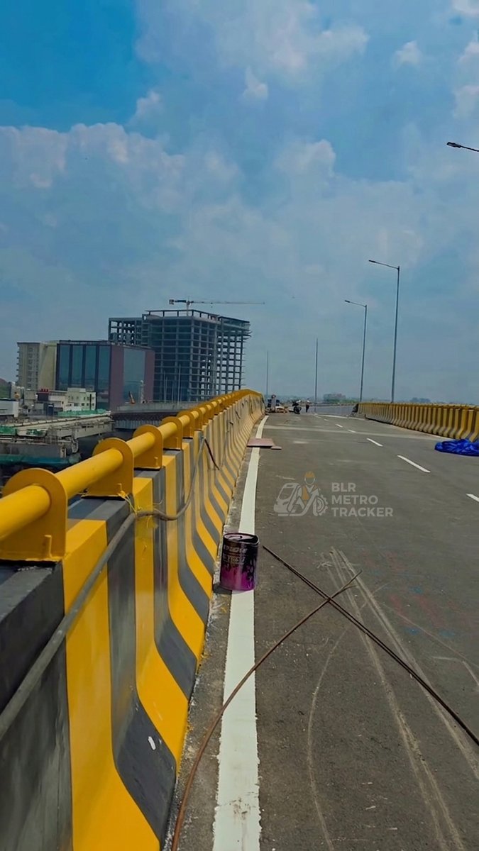 blrmetrotracker's tweet photo. ✨Silkboard Flyover getting ready!

The D Loop, connecting HSR side towards BTM & Ragigudda is undergoing final bits of works.

🚘 Lane markings are done for majority stretch.
💡 Street light works are ongoing.
🖌️ Painting works are ongoing.
⚡️ Electrical work to follow.

#BMRCL #NammaMetro