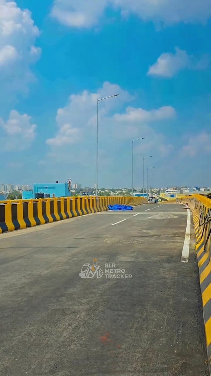blrmetrotracker's tweet photo. ✨Silkboard Flyover getting ready!

The D Loop, connecting HSR side towards BTM & Ragigudda is undergoing final bits of works.

🚘 Lane markings are done for majority stretch.
💡 Street light works are ongoing.
🖌️ Painting works are ongoing.
⚡️ Electrical work to follow.

#BMRCL #NammaMetro