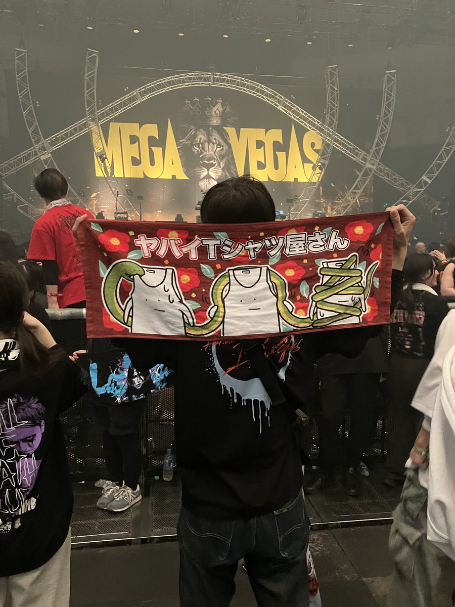saka_diy's tweet photo. 1日目ほとんど2ブロック目の前方で参戦してました❗️とくにヤバTのこやまの『iLiFEのがライバー多いじゃねーか』からのTank-top in your heartは胸熱🎵

♯メガベガス https://t.co/WpQAwv2AMh