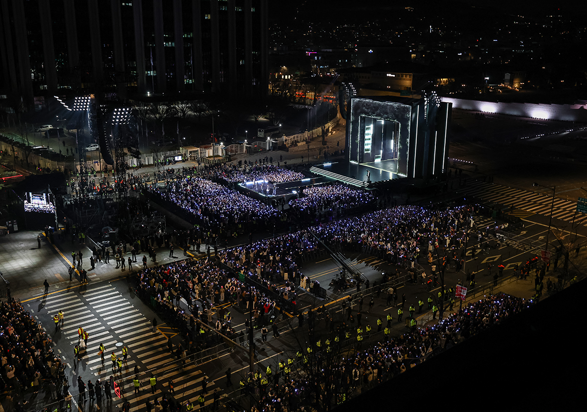 seokjinfile's tweet photo. BTS THE COMEBACK LIVE CROWD https://t.co/Djwy5sflVU