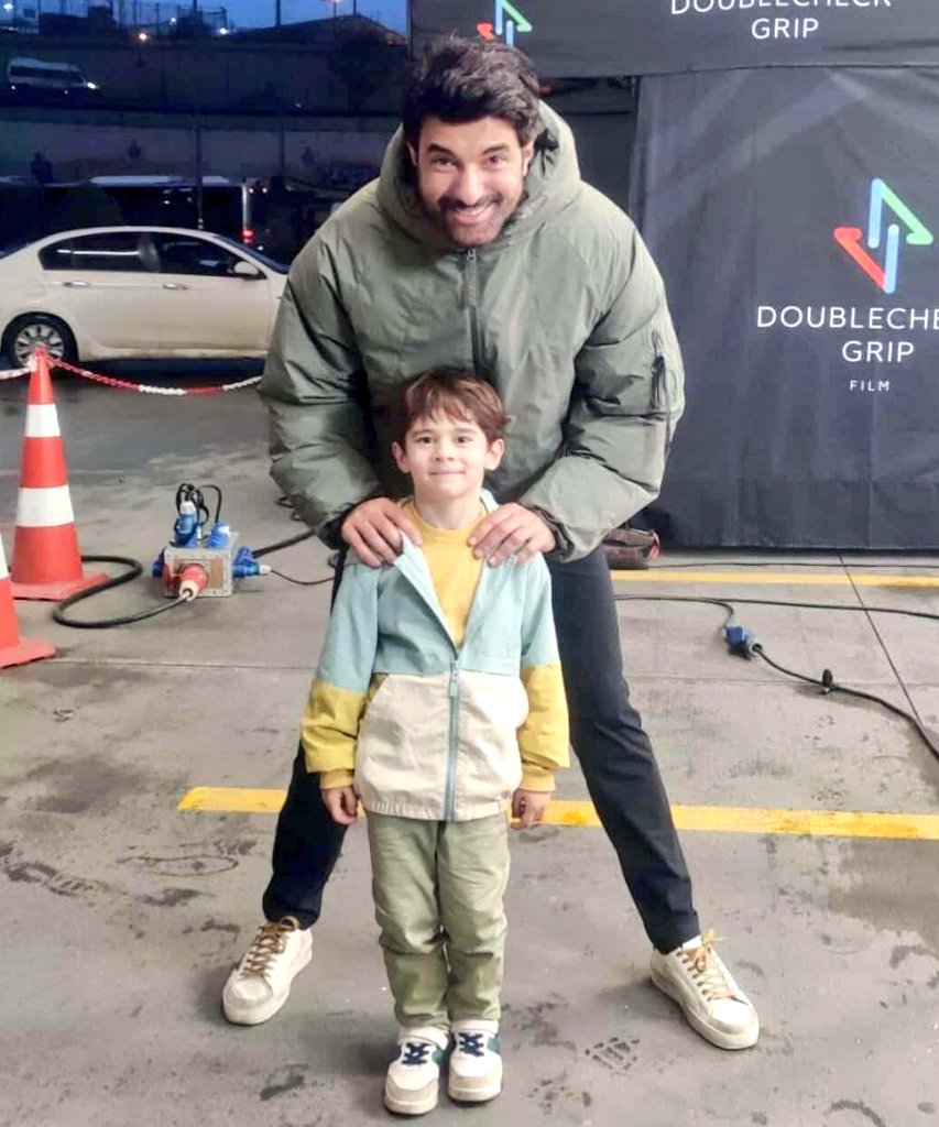 MAinh_1's tweet photo. ¿Quién de los dos es el niño? 😂
#EnginAkyürek https://t.co/LQq6Cxk9jW