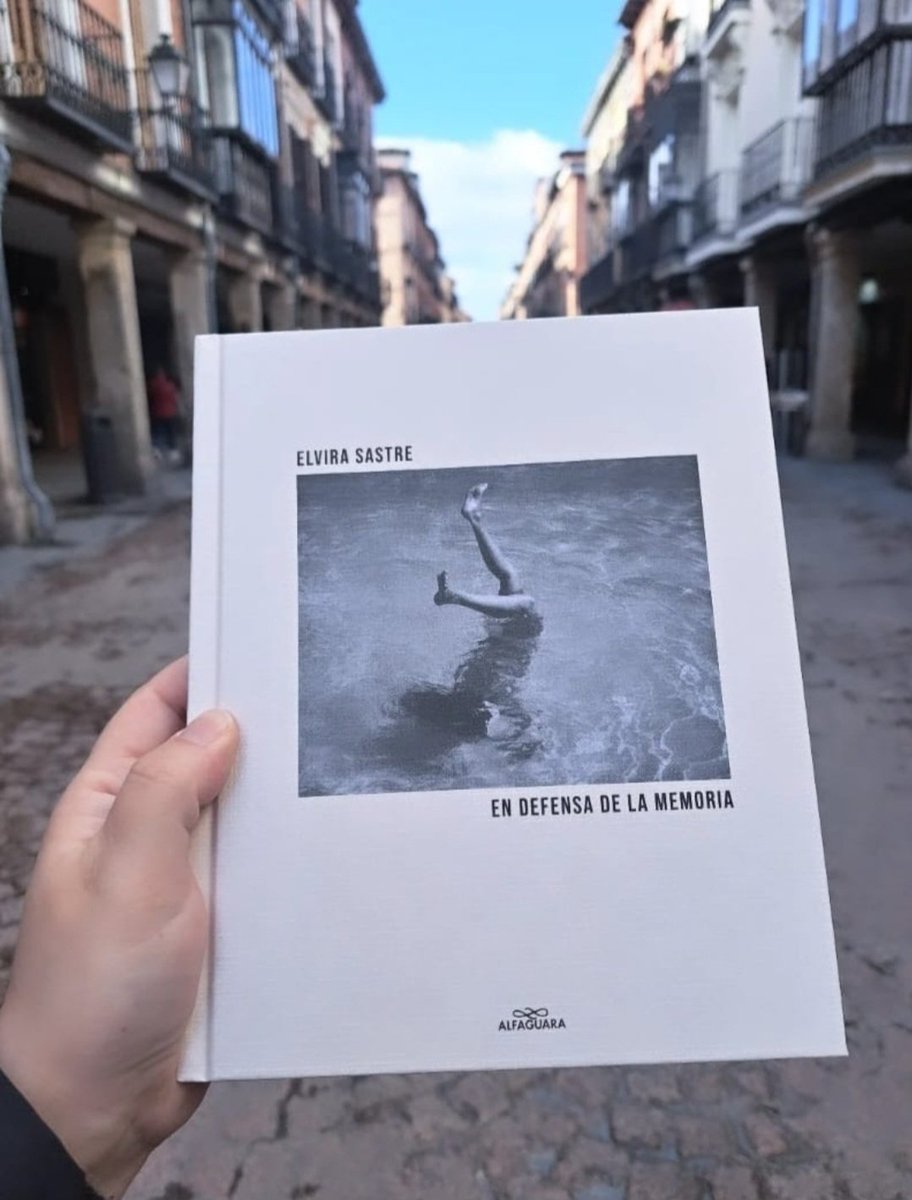 Jennydarose's tweet photo. "A la mierda el conformismo:
Yo no quiero ser recuerdo
Quiero ser tu amor imposible,
Tu dolor no correspondido,
Tu musa más puta,
El nombre que escribas en todas las camas
Que no sean la mía"

#DíaMundialDeLaPoesía2026 
@elvirasastre 
#AlcaláDeHenares https://t.co/jQ9eJlUPgd