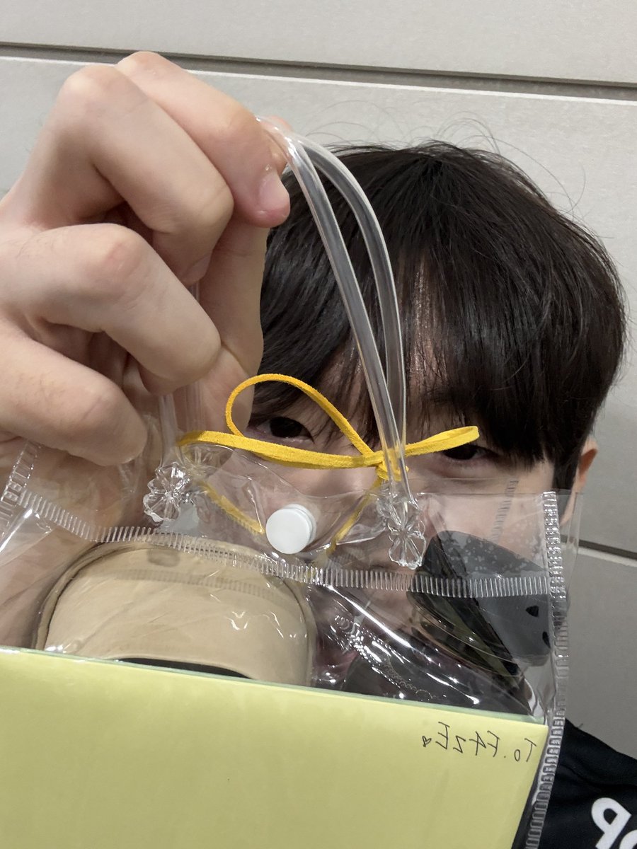 셀카에 손만 한바가지 찍혔는데 이거 뭐지 😭😭