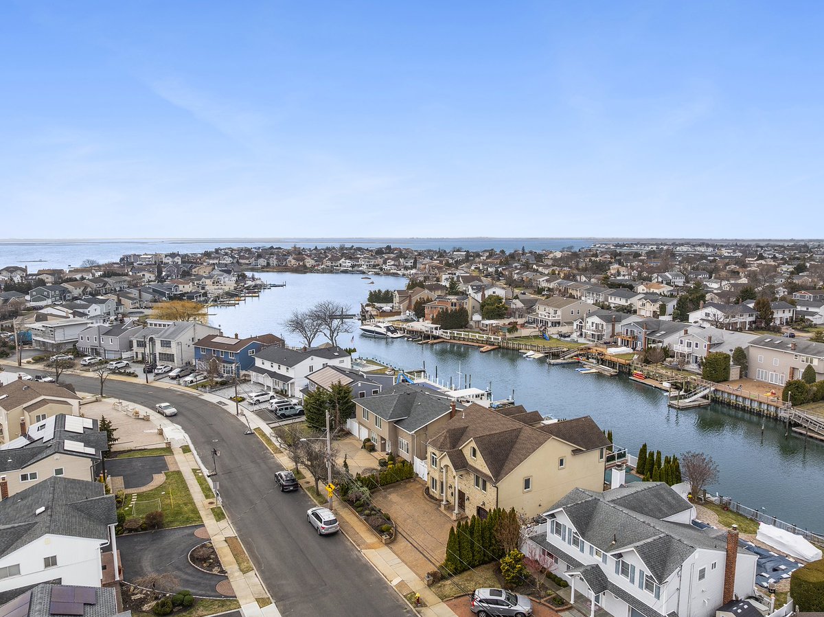 AmatoNicholas's tweet photo. JUST LISTED | $1,850,000
2904 Riverside Dr | Wantagh
5 bedrooms. 3.5 baths. 4,500 SF.
Private balcony with canal views.
Heated saltwater pool + hot tub.
Outdoor kitchen with gas BBQ.
Wood-burning pizza oven
PVC bulkhead.
Flood Zone X.
Listed by The Showings to Closings Team https://t.co/FpPWMDpwgz