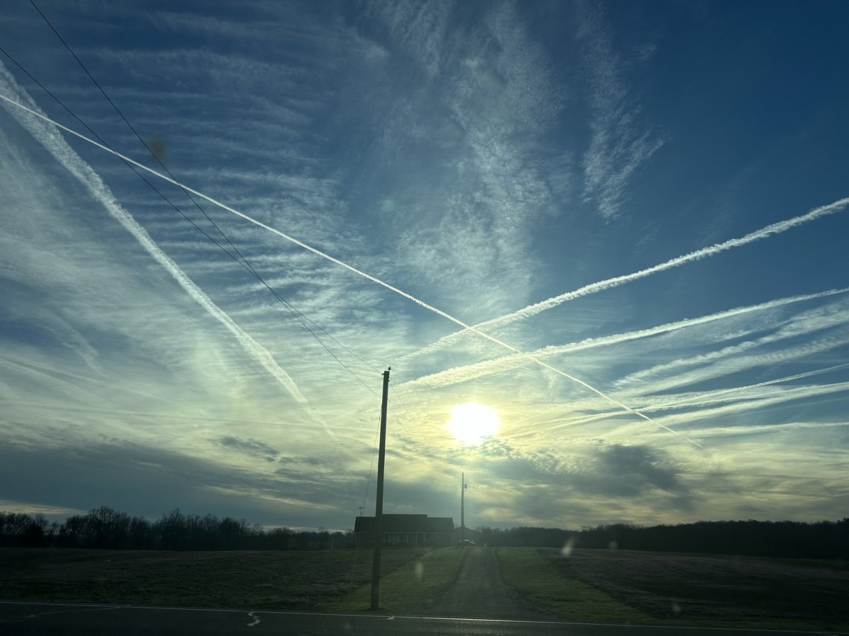 lhschip22's tweet photo. Man, what a beautiful morning in Indiana!  Those contrails are lasting forever this morning. lol https://t.co/emhXmQA6yz