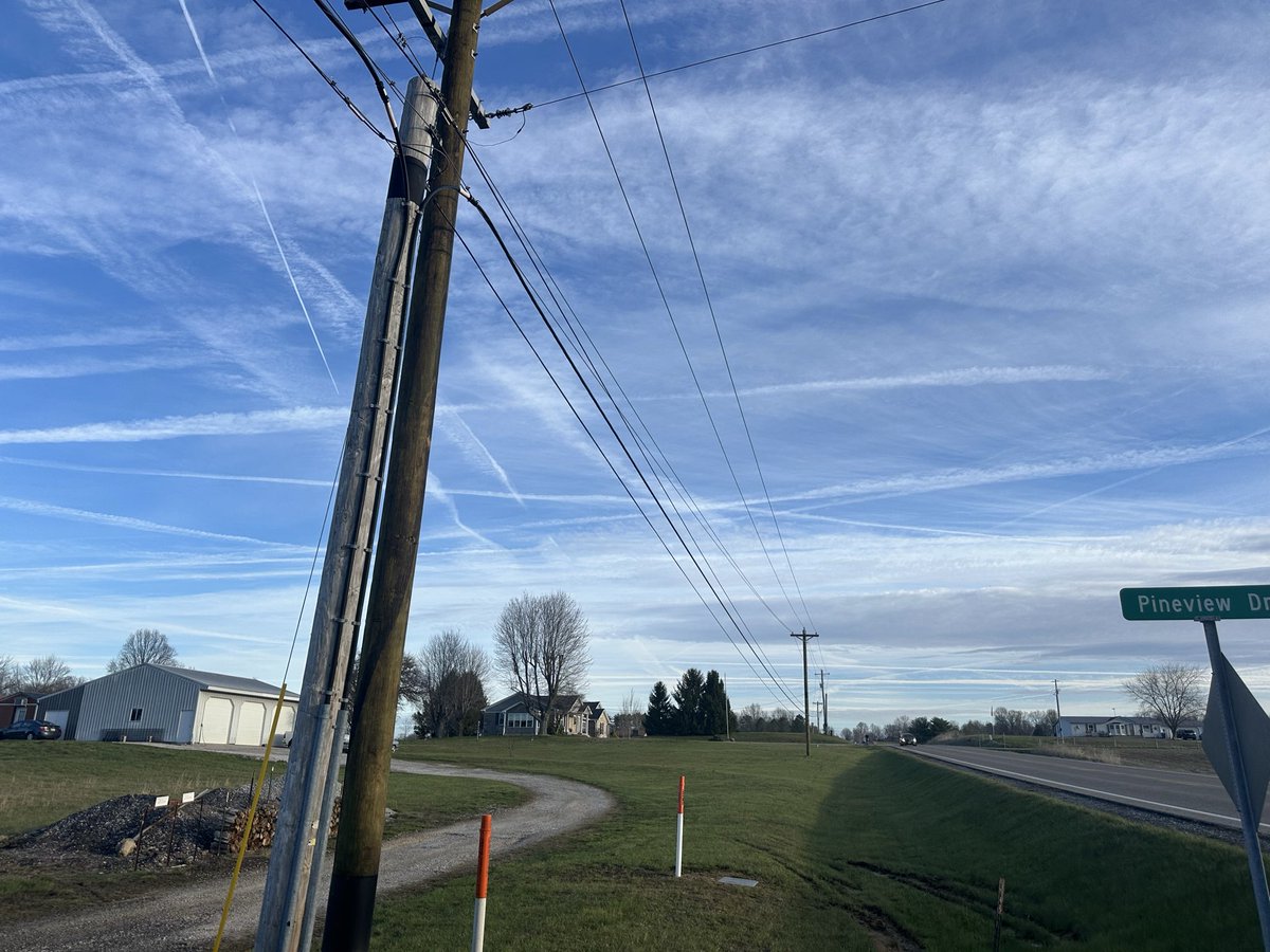 lhschip22's tweet photo. Man, what a beautiful morning in Indiana!  Those contrails are lasting forever this morning. lol https://t.co/emhXmQA6yz