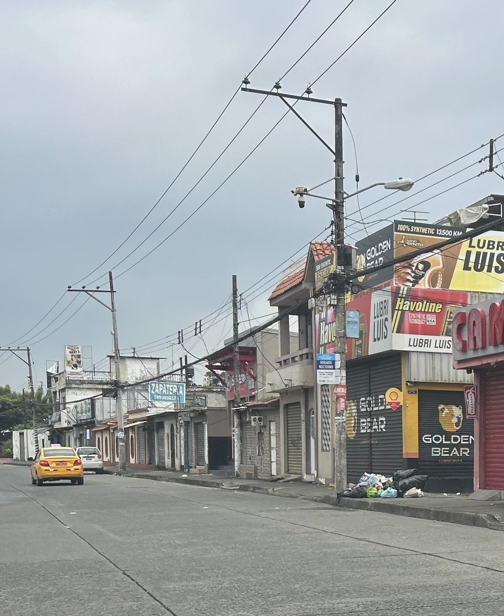 Jeffjyg's tweet photo. Que deplorable es ver a #Guayaquil llena de basura, con este tema de las inundaciones ver las calles en total abandono, esperando a que esto se convierta en un PROBLEMA SANITARIO DE SALUD, las autoridades sin un plan de contingencia, por favor @taticoronelf asuma y HÁGASE CARGO https://t.co/GzMIfy7Hjg