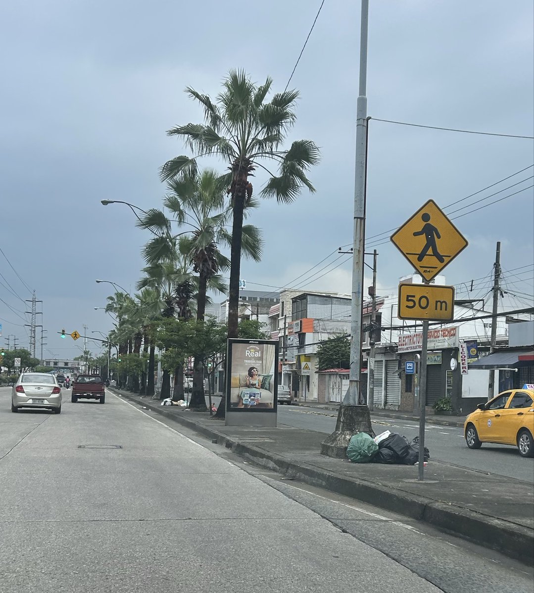 Jeffjyg's tweet photo. Que deplorable es ver a #Guayaquil llena de basura, con este tema de las inundaciones ver las calles en total abandono, esperando a que esto se convierta en un PROBLEMA SANITARIO DE SALUD, las autoridades sin un plan de contingencia, por favor @taticoronelf asuma y HÁGASE CARGO https://t.co/GzMIfy7Hjg