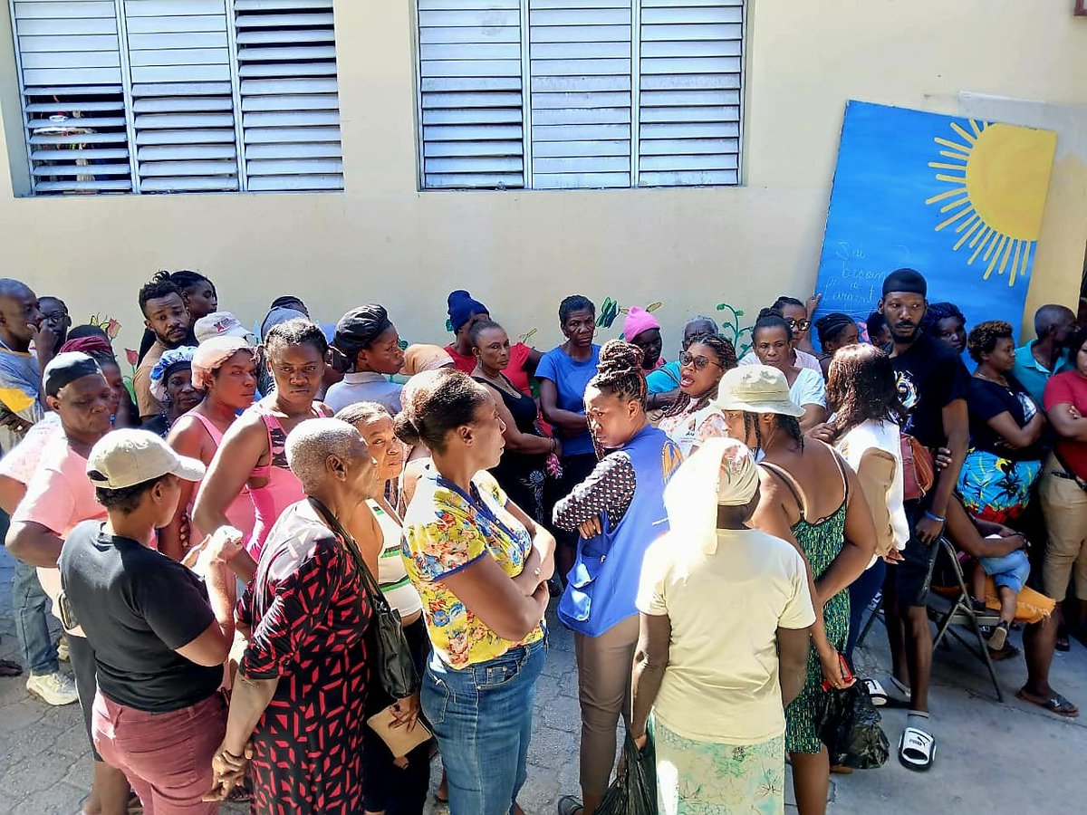 masilvachauICRC's tweet photo. 📍#Haïti

Fuir la violence, c'est souvent perdre accès à tout, y compris aux soins. Depuis 2025, le #CICR soutient la réponse santé dans les sites des personnes déplacées internes (PDI).
Cette semaine, au moins 200 consultations médicales ont été menées en faveur des PDI. https://t.co/jueo7B0uBk