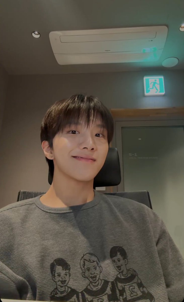 Oneandwoonly's tweet photo. 이러고 불러달라는댓글 관전중임 왜이렇게 여유잇어짐진짜로 아이돌다됏네 https://t.co/ryNDzgHT3z