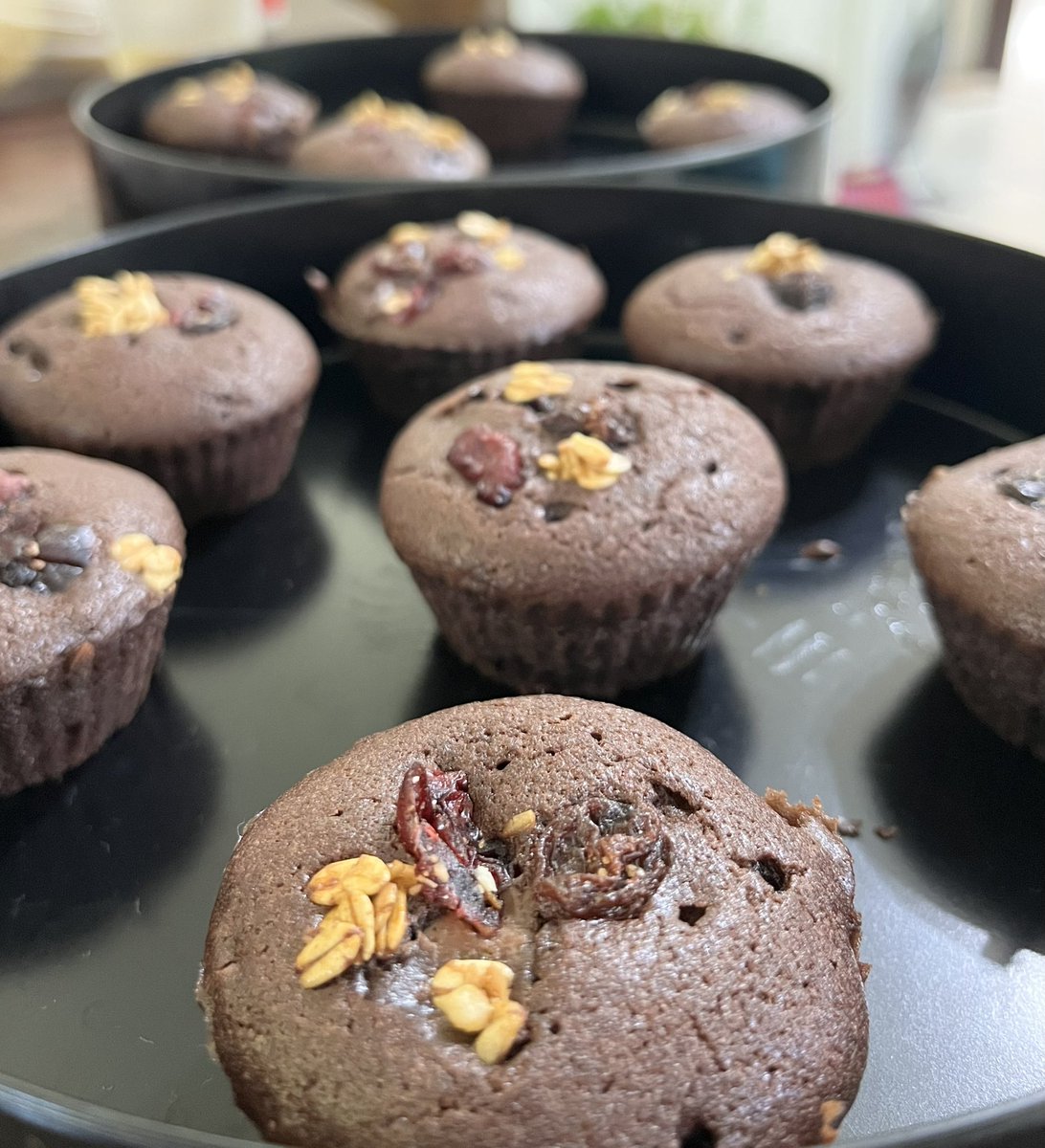 ep3186's tweet image. 娘ちゃん作のチョコカップケーキ🧁✨ 私は横でお手伝い（つまみ食い?）担当でした 笑

#Cupcakes #Homemade #ブラジル生活 🇧🇷☕️