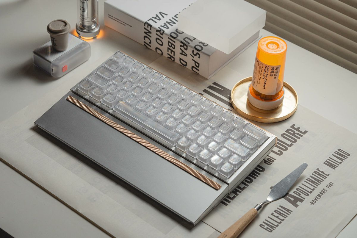 XxCode_BlackxX's tweet image. ダストカバーが折り畳み式のリストレストに
どちらもデザインが良すぎる👀✨
← Esu63 / Esu67 →
#desksetup #keyboard