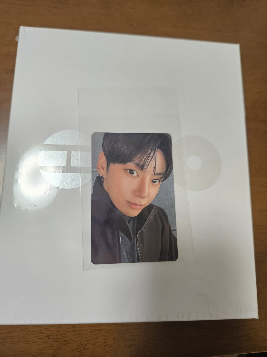 本日仕事から帰宅したらJPが届いていて帰宅後にユニバが届いた‼
サウチェ1枚だけとラキドロ1枚だけ追加の分
まだユニバと本命アーリーバードが未着だけどランダムでアルバムは別の物が来し
とってもよかった💜
にしても、私ラキドロゆんちゃん率高い‼
カムバ最高♡ステージの7人素敵すぎた🫰