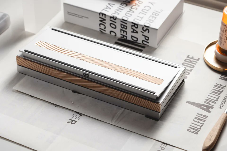 XxCode_BlackxX's tweet image. ダストカバーが折り畳み式のリストレストに
どちらもデザインが良すぎる👀✨
← Esu63 / Esu67 →
#desksetup #keyboard