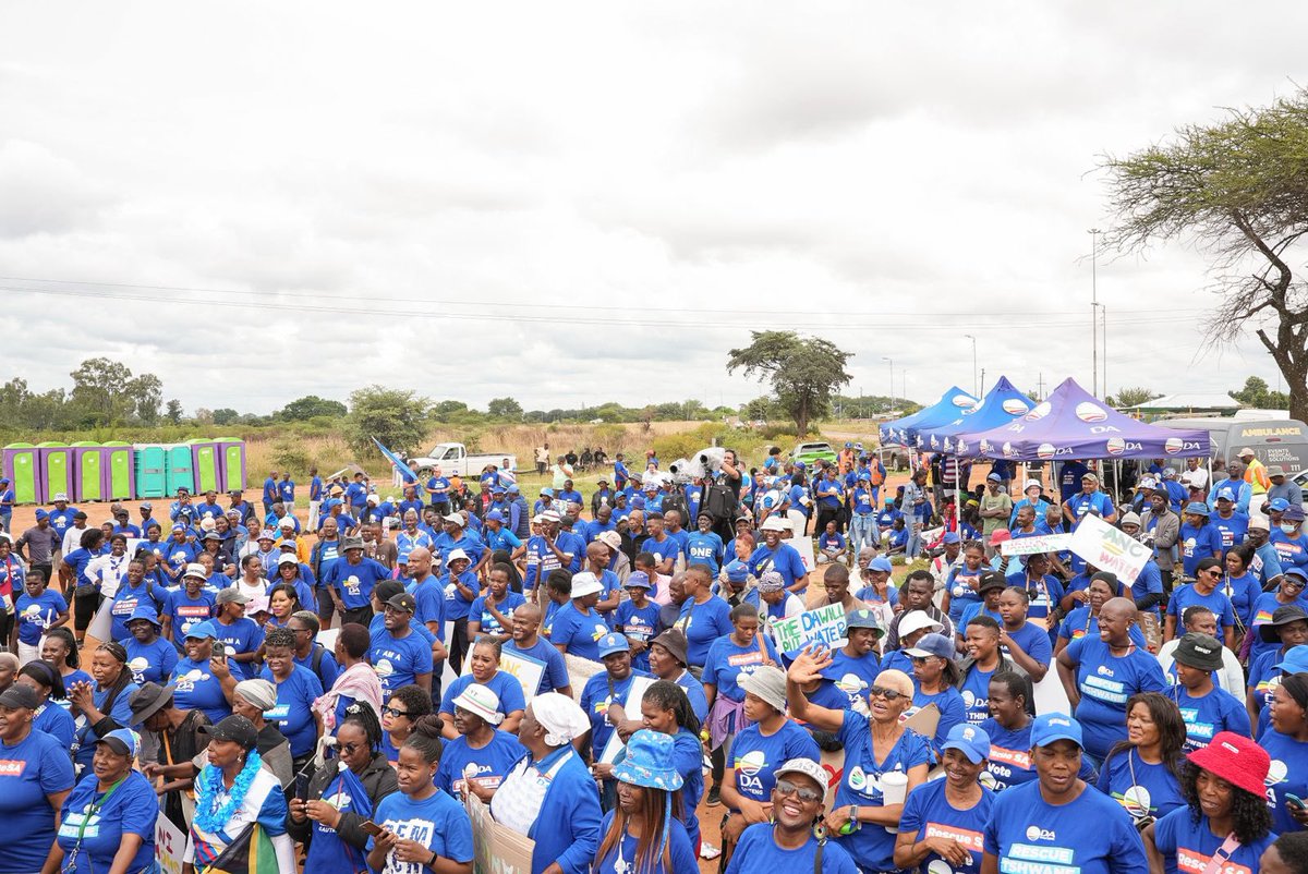 Our_DA's tweet image. 🪧 Today take a stand against the Water Tanker Mafia and all who enabled their corruption by failing to maintain infrastructure to guarantee reliable water 24/7! 

While the ANC and Panyaza Lesufi in hotels, we are working to deliver water to YOU. 🇿🇦

#HumanRightsDay
