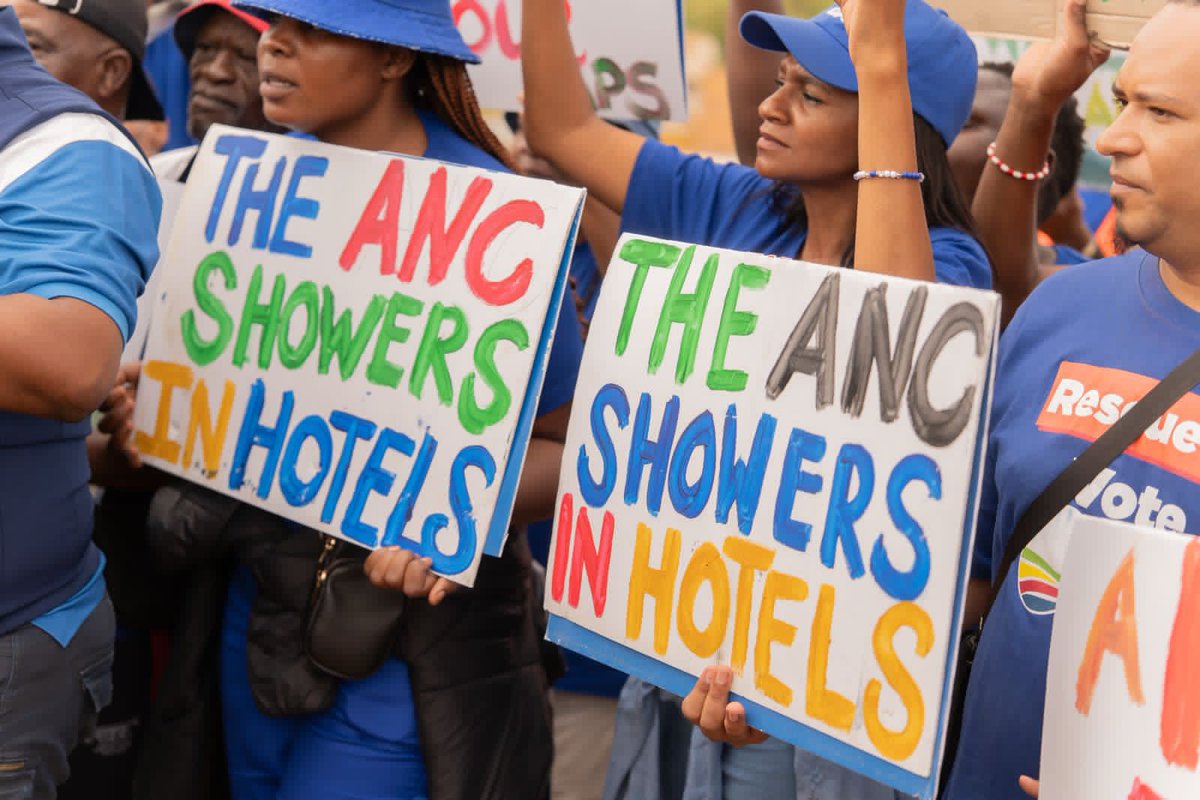 Our_DA's tweet image. 🪧 Today take a stand against the Water Tanker Mafia and all who enabled their corruption by failing to maintain infrastructure to guarantee reliable water 24/7! 

While the ANC and Panyaza Lesufi in hotels, we are working to deliver water to YOU. 🇿🇦

#HumanRightsDay