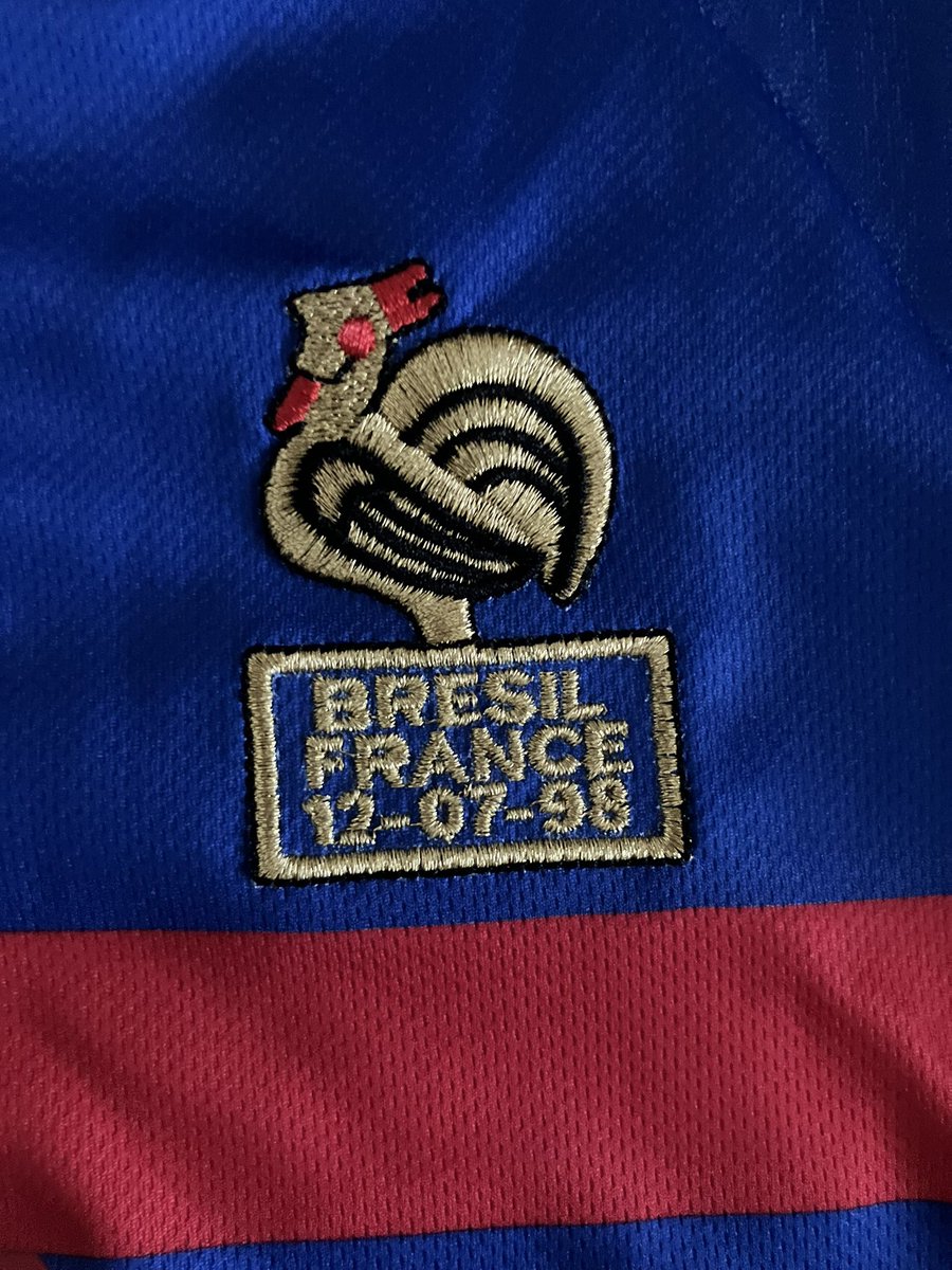 AaronBravo_17's tweet photo. @ucherzgz @FanLamineYamal @FanOyarzabal Yo por ejemplo tengo la de Zidane del 98 y es muy buena, con los escudos bordados. https://t.co/XV7FP1AVNp