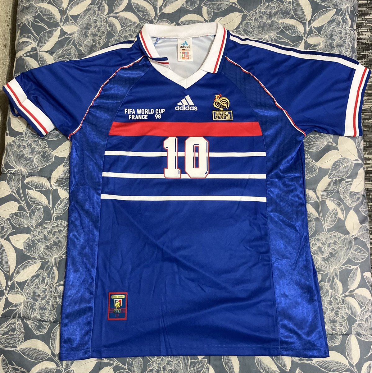 AaronBravo_17's tweet photo. @ucherzgz @FanLamineYamal @FanOyarzabal Yo por ejemplo tengo la de Zidane del 98 y es muy buena, con los escudos bordados. https://t.co/XV7FP1AVNp