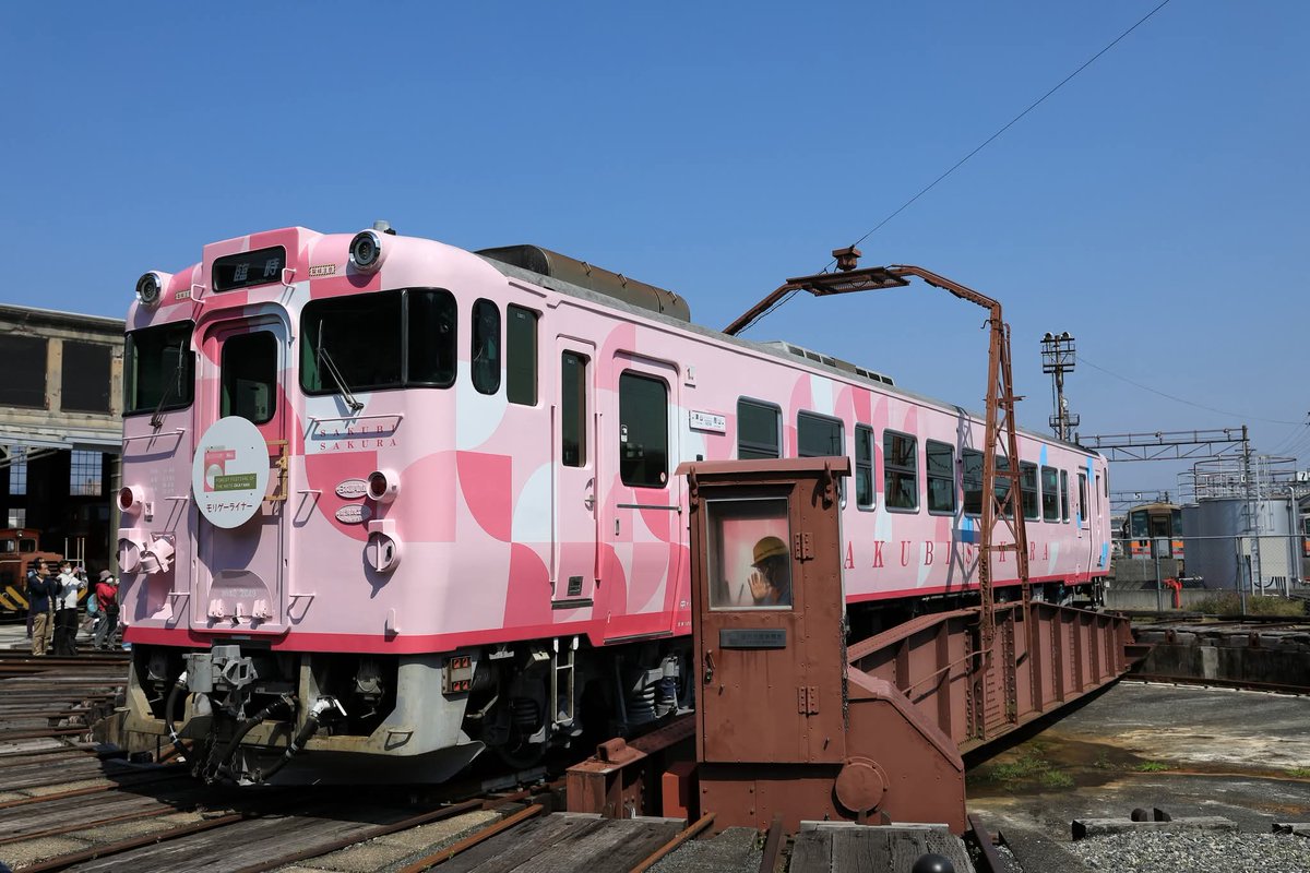 satoshi1616's tweet photo. 1日限りのピンクのヨンマルでのモリゲーライナー。
検査明けで缶付きでおまけに転写台実演まで見れる1日と贅沢なイベントでした。
#津山線
#キハ40
#SAKU美SAKU楽
#津山まなびの鉄道館 https://t.co/KtIYSNXQ3K