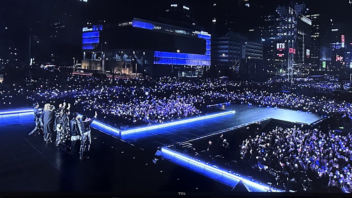 solmerv's tweet photo. Stop lying, those photos were taken 3 hours before the concert. Here's what it actually looks like..packed with people. https://t.co/WnmPfxHRRV