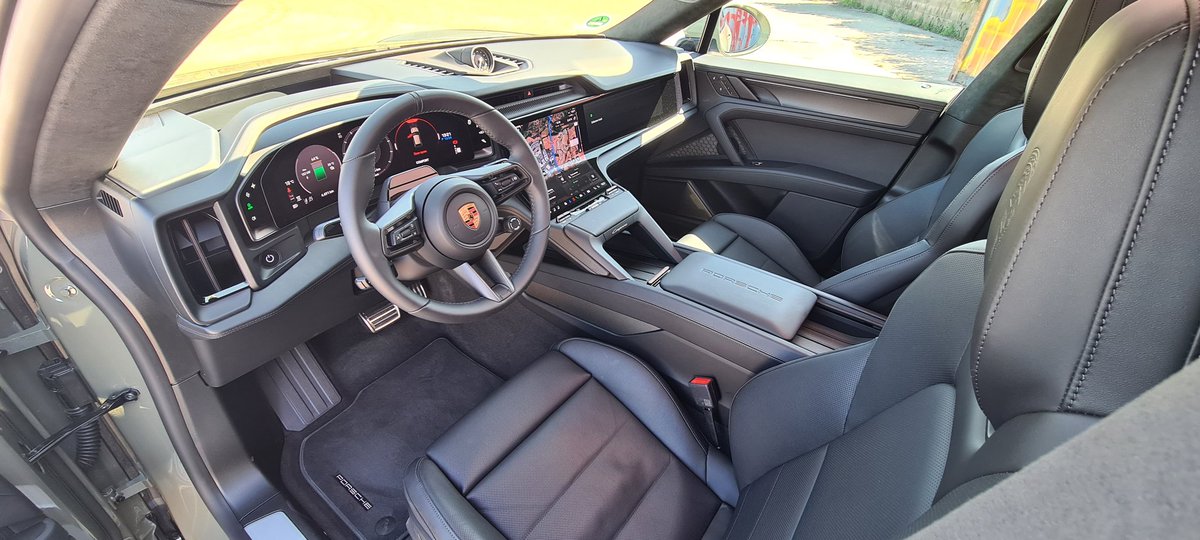 MttRbnsn's tweet image. So here's the reason I'm 'working' (I know, I know) at the weekend - out in Catalonia to drive the @PorscheGB #Cayenne #Electric, both in entry-level and range-topping #Turbo formats.

There's an embargo on driving impressions (of course there is), but can give some stats.

1/2