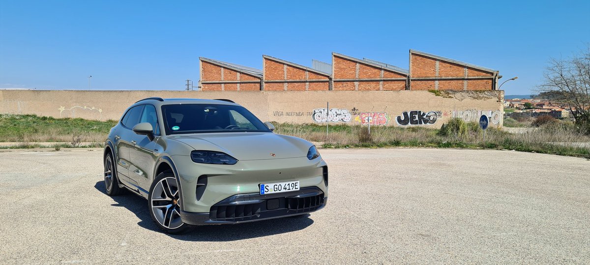 MttRbnsn's tweet image. So here's the reason I'm 'working' (I know, I know) at the weekend - out in Catalonia to drive the @PorscheGB #Cayenne #Electric, both in entry-level and range-topping #Turbo formats.

There's an embargo on driving impressions (of course there is), but can give some stats.

1/2