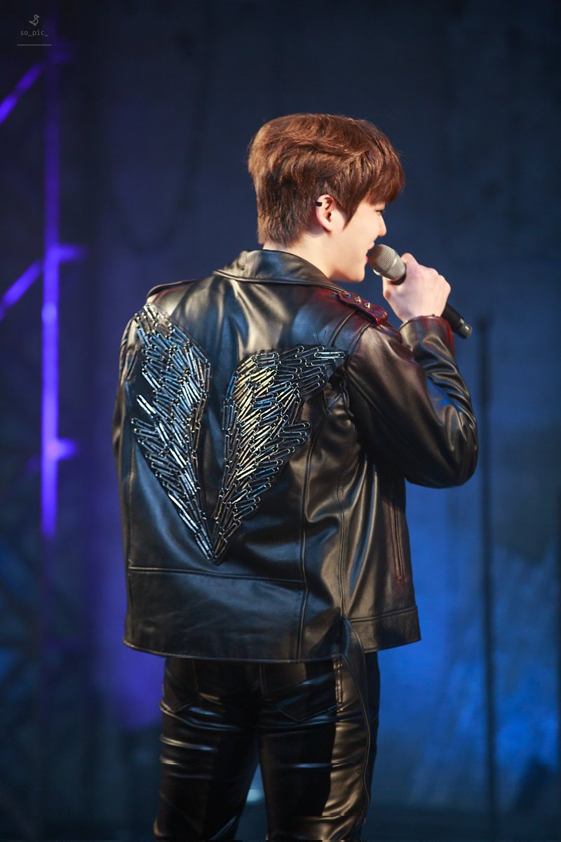 so_pic_'s tweet photo. 260318 20:00
뮤지컬 <펑크> 커튼콜

글렌 役 - 양지원 배우님

날개 보이시죠?🪽 https://t.co/7I0nd2GGGr