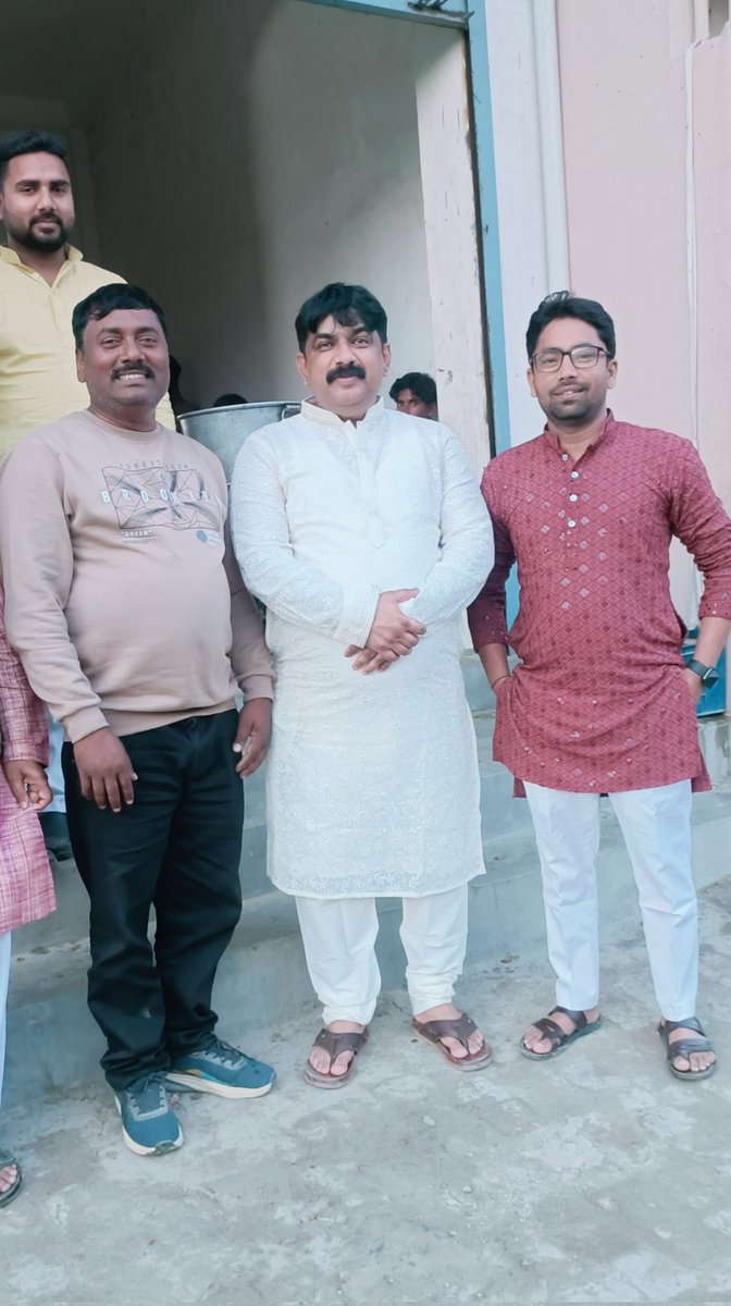 ईद के पावन अवसर पर चेयरमैन प्रतिनिधि बड़े भाई अजीम आलम भइया से हुई खास मुलाकात।
इस मौके पर आपसी भाईचारे, प्रेम और सौहार्द का संदेश दिया गया।
ईद की सभी क्षेत्रवासियों को दिली मुबारकबाद।💐