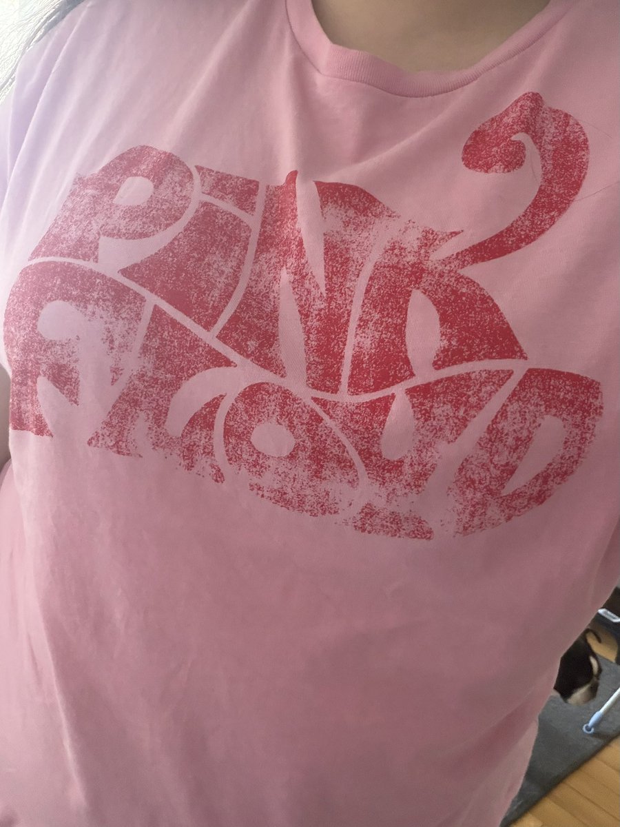 Topiramatee's tweet photo. Aujourd’hui je vais voir Hans Zimmer en concert mais j’ai mis un t-shirt Pink Floyd 😁🤭 https://t.co/CV8q2prCKf