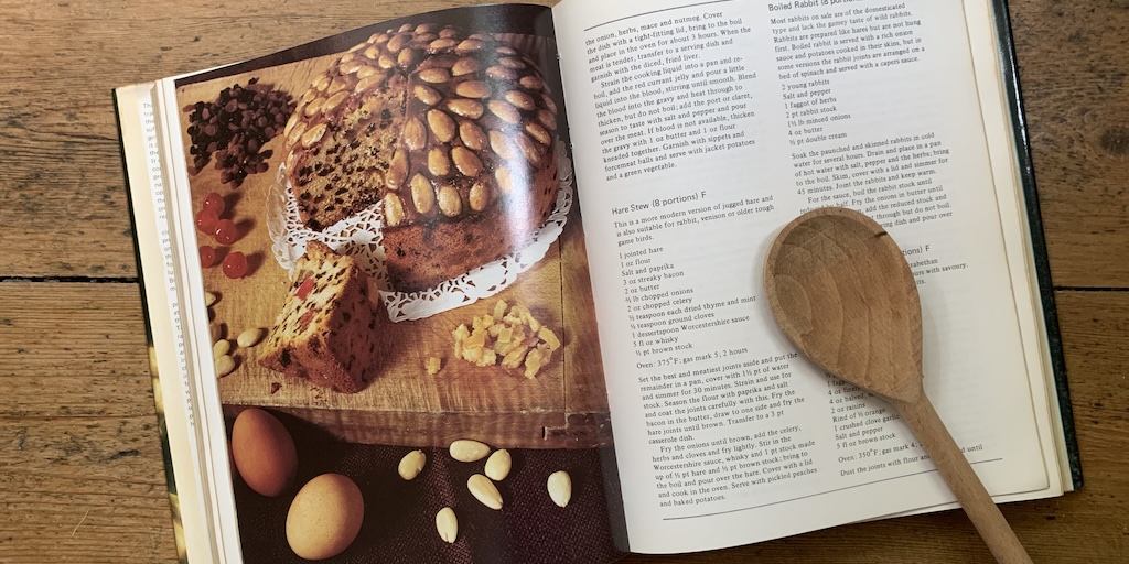 VintageKitchen_'s tweet image. Weekend baking. 🥖 🥐 🍪 🥧 🧁 

Increase your repertoire with our vintage cookery books &amp;amp; rediscover lost recipes . 📗📘📕📙 zurl.co/gOB8U 

#WeekendBaking #VintageRecipes #LostRecipes