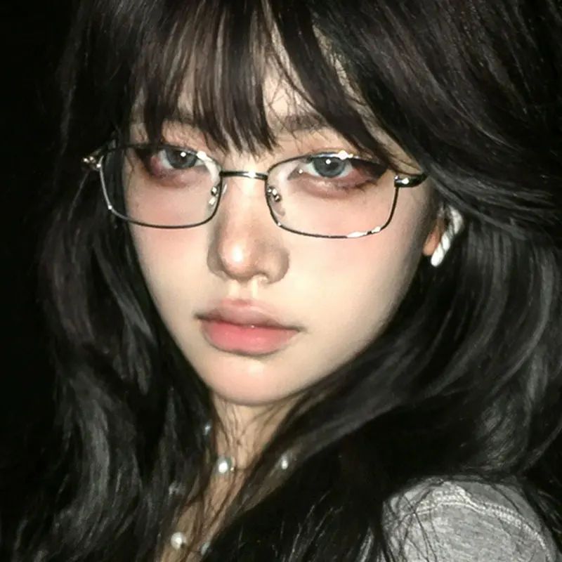 USDealVault's tweet image. ✨ Step into the Y2K vibe with our Retro Square Frame Glasses! 👓 Perfect for reading and blocking blue light while looking fabulous! Don’t miss out on this must-have accessory! 🔥🇺🇸📦 #AmazonFinds #Deals #Tech #MustHave buff.ly/Ms3W8hs