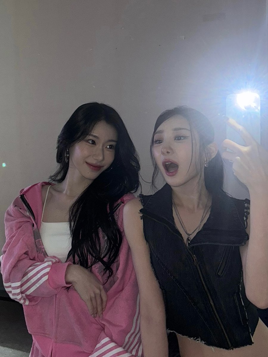 1st chaesis selca this year 👯