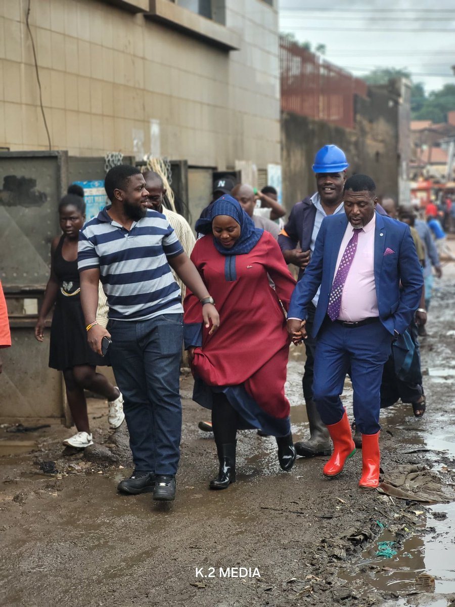 Today we paid courtesy visit to katwe market (Sa basajja’s market)together with the lord mayor HW eng balimwezzo Ronald , MP elect Hon.zahara maala and other leaders of NUP,we managed to donate 230 iron sheets.
  
Wangaala ayi beene sabatelega 
#Ogunde gunde #