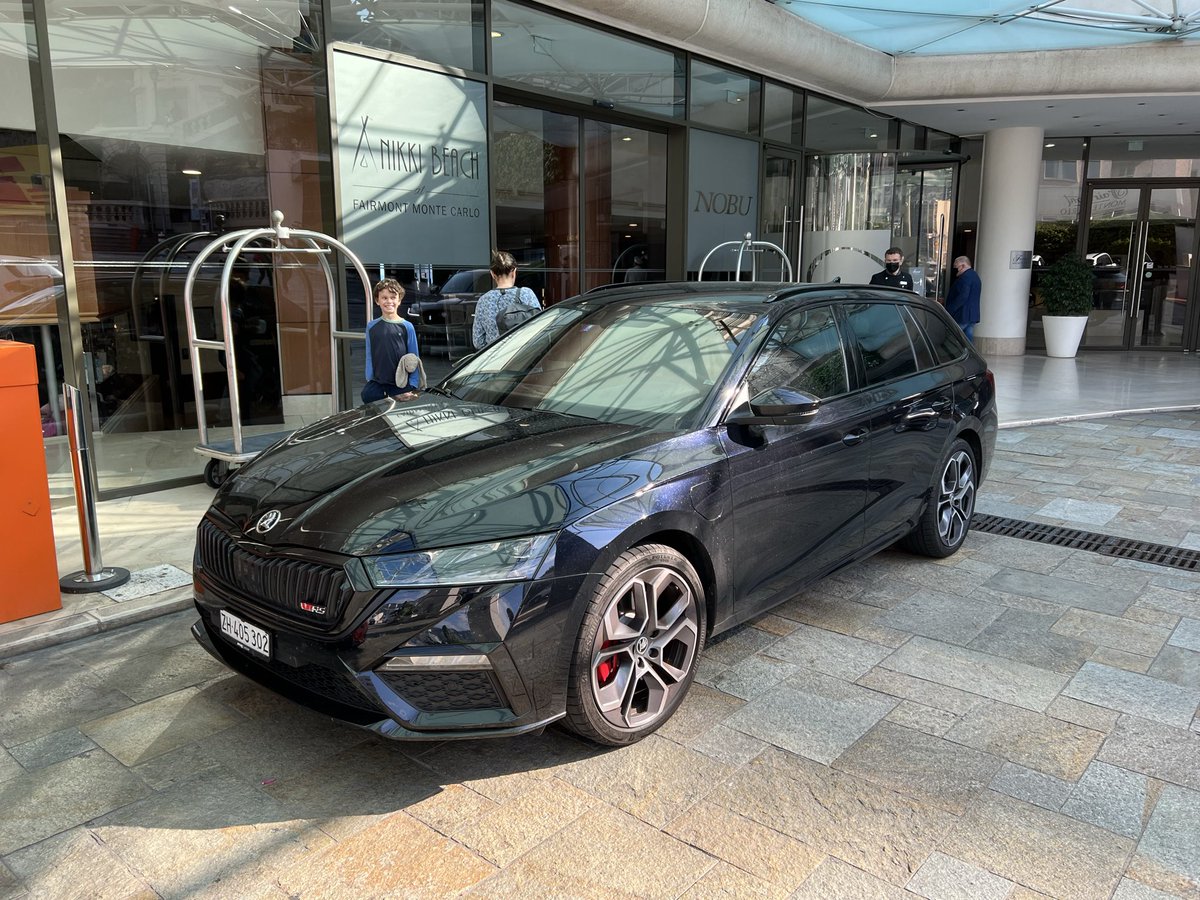 JBAEdmonds's tweet image. Skoda do some great short-run colours on the Octavia. Mine was a really dark blue with loads of pearl flake in it. The green was cool too