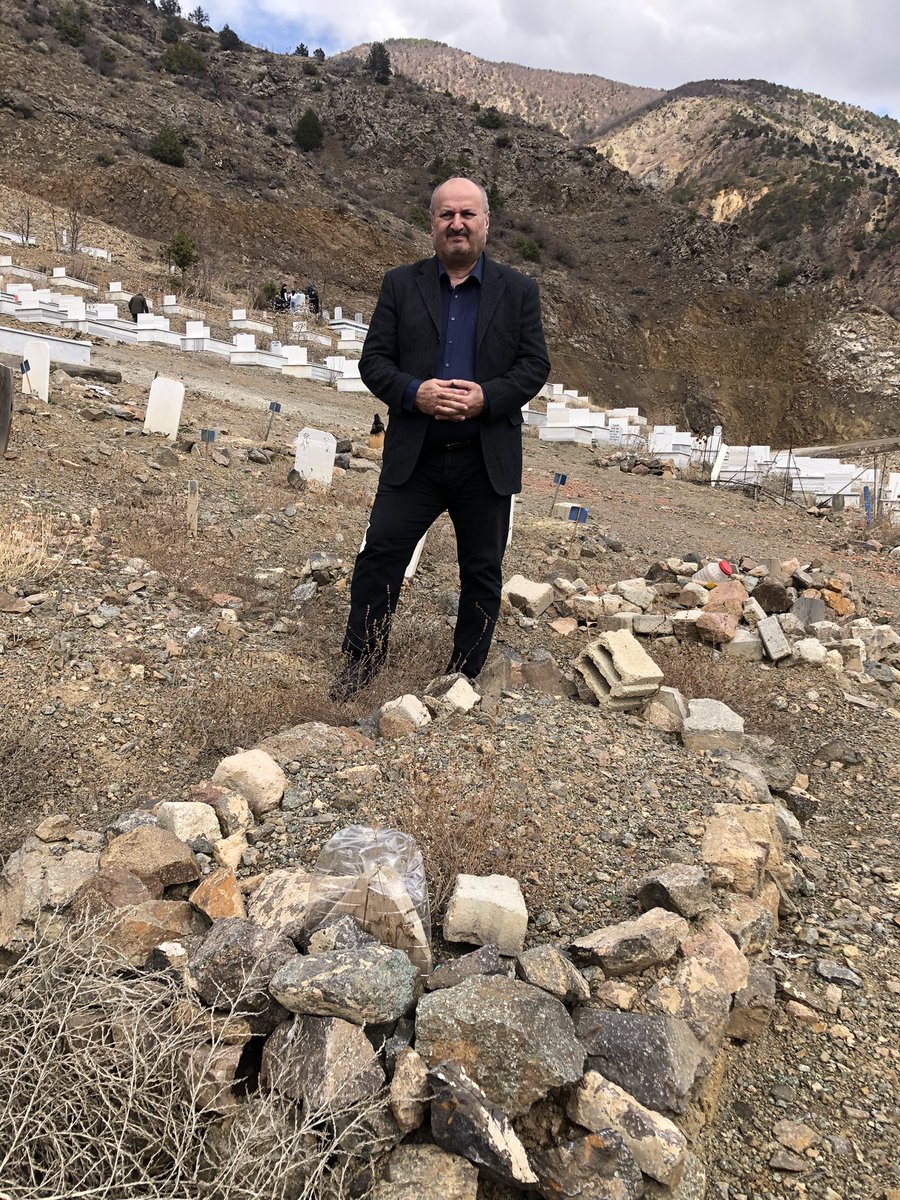 Ramazan bayramı vesilesiyle anacığımın mezarını ziyaret ettim. Dualarımı ettim. Rabbim cümle geçmişlerimizin mekanlarını cennet eylesin inşallah.