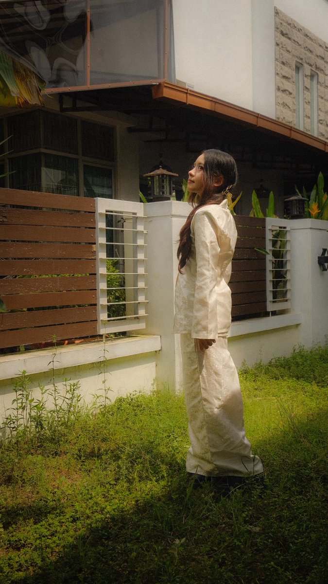 eridiata's tweet photo. lowkenuinely forgot to post here but selamat hari raya gang https://t.co/WipF5C1R5U