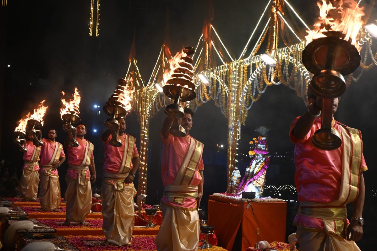 Vkbharda's tweet photo. सानन्दमानन्दवने वसन्तं
आनन्दकन्दं हतपापवृन्दम्।

वाराणसीनाथमनाथनाथं
श्रीविश्वनाथं शरणं प्रपद्ये॥ https://t.co/yTZRdCqipm