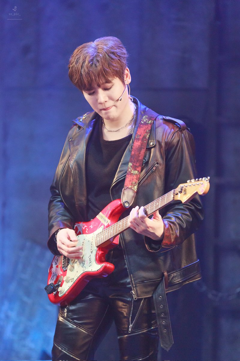 so_pic_'s tweet photo. 260318 20:00
뮤지컬 <펑크> 커튼콜

글렌 役 - 양지원 배우님

기타리스트🎸 https://t.co/N0gbx7ayUs