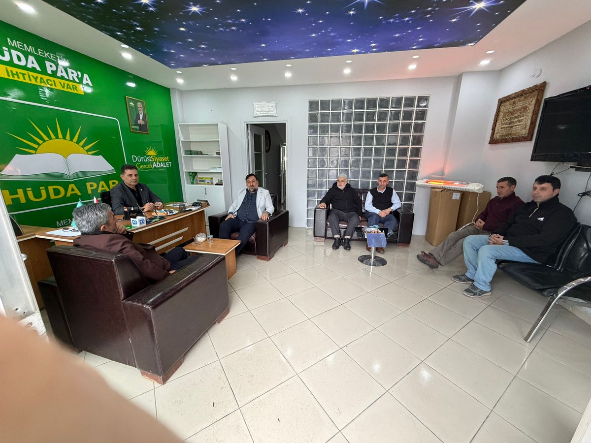 İlçe Başkanımız Sn Cengiz Kılıç’ın katılımıyla, teşkilatımızın bayram programında kıymetli üyelerimizle bayramlaşmak üzere bir araya geldik.
Bayramın getirdiği kardeşlik, muhabbet ve birlik ruhunu hep birlikte idrak ettik. Rabbim birliğimizi daim eylesin, muhabbetimizi artırsın.