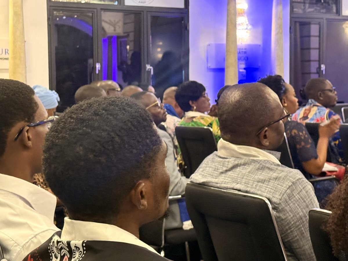 AlphaLima1919's tweet image. #ECOLE DU PARTI #AREP _ Réarmement moral en cours ! ⚡: 
Le patron de l’administration du parti , le SG Me Camy Richard Kalele galvanise les troupes au siège national. Une session intense de #formation idéologique pour une armée de cadres soudés et déterminés. 

Discipline •