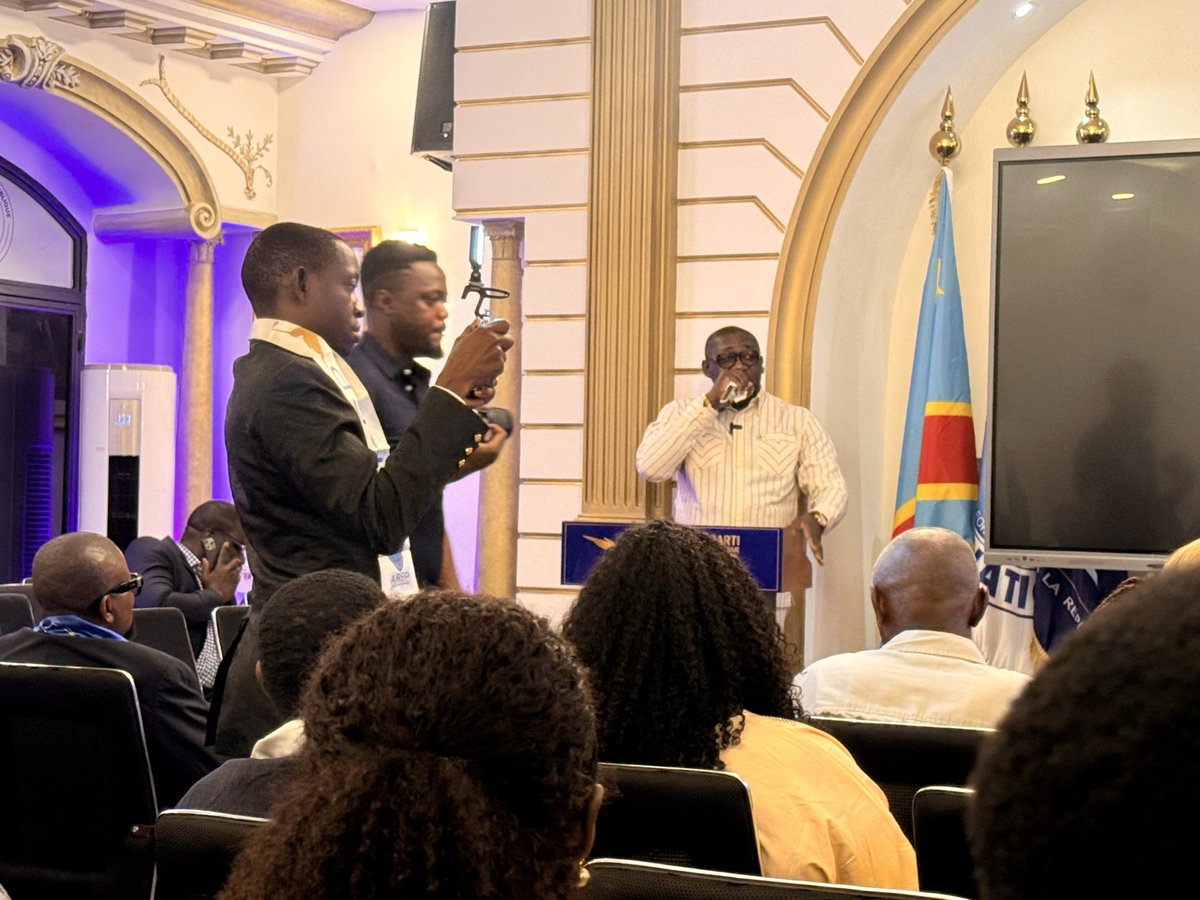 AlphaLima1919's tweet image. #ECOLE DU PARTI #AREP _ Réarmement moral en cours ! ⚡: 
Le patron de l’administration du parti , le SG Me Camy Richard Kalele galvanise les troupes au siège national. Une session intense de #formation idéologique pour une armée de cadres soudés et déterminés. 

Discipline •