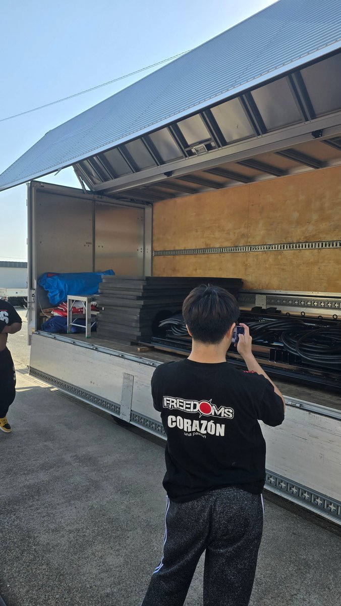 110seikan's tweet photo. 【御礼】グレースプロジェクト様向けニューリングリテストマッチ無事終了

無事に終わりエンディングでは来ていただいた方の希望者も含めてリング上で記念撮影。※4さまと影ちゃんは泥だらけのためリング下(笑)

まずは2週間前の告知、そして色んなイベントを裏に回す中で来ていただいた貴重な皆様、そしてワタクシのワガママで開催したリベンジマッチで身体張ってくれた選手の皆様、本当にありがとうございます！

このリング耐久性イベントはじめ弊社のプロレスイベントはいつも色んな方に助けてもらいながら行われていて今回も以下の方々が協力してくださいました。

鉄以外の部材の手配のサポートしてくれたハルさん、イベントの準備で場所を整えてくれる従業員のみんな、なんやかんや気にしてくれる嫁&娘、早くからきて準備を手伝ってくれて撮影もしてくれたマキちゃん、相変わらずの前日オファーなのに快く動画撮影してくれた幼なじみハシグチ、昨日ウチが貸したテントを返しに来てそのまま手伝いや解説をしてくれた柴山貴哉選手、駐車場管理をしてくれたかずはちゃん、急なオファーを受けてくれて安定安全なレフェリーをしてくれた戸川さん、当然のように手伝いにきてくれて試合中にも耐久性試しで投げられてくれた？マッキーさん、毎回イベントを心配して音響しにきてくれるスポルティーバのオーナー。あと名前が出せないあの人やこの人も色々してくれてました。

全員にマジ感謝！
マジで感謝！！
みんな大好きや！！

これにてグレースプロジェクト様向けニューリングは納品となります！
作ってからしばらくリベンジ待ちのためリントラも含め弊社にあったので嬉しい中にも寂しさもありますが色んな場所でリングが活躍することを願って見送ります！
グレースプロジェクト様、改めまして本当にありがとうございました！今後ともよろしくお願いいたします！

プロレスのリングがご入用な方は是非お気軽に一度弊社にお問い合わせくださいませ！価格はそこそこしますが世界で一番愛情込めて作り、必要以上に耐久性を試した上で納品いたしますよ(笑)