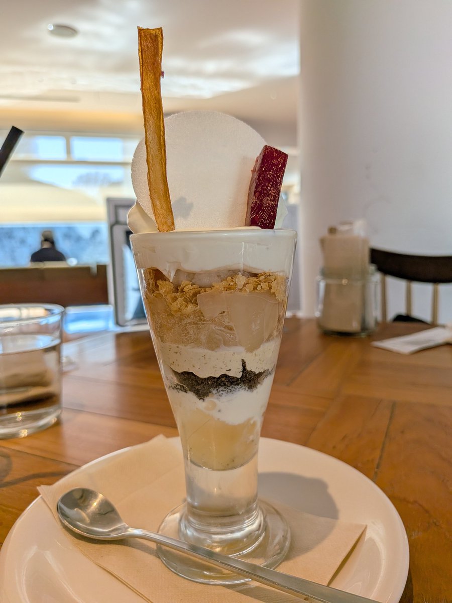 東京都現代美術館の100本のスプーンのパフェ。とてもとても美味しかった！こんなに美味しいパフェ食べたの初めて。一層だけ食べてもおいしい、複数層まとめて食べたら新しい味。パフェってたのしい食べ物なんだな。