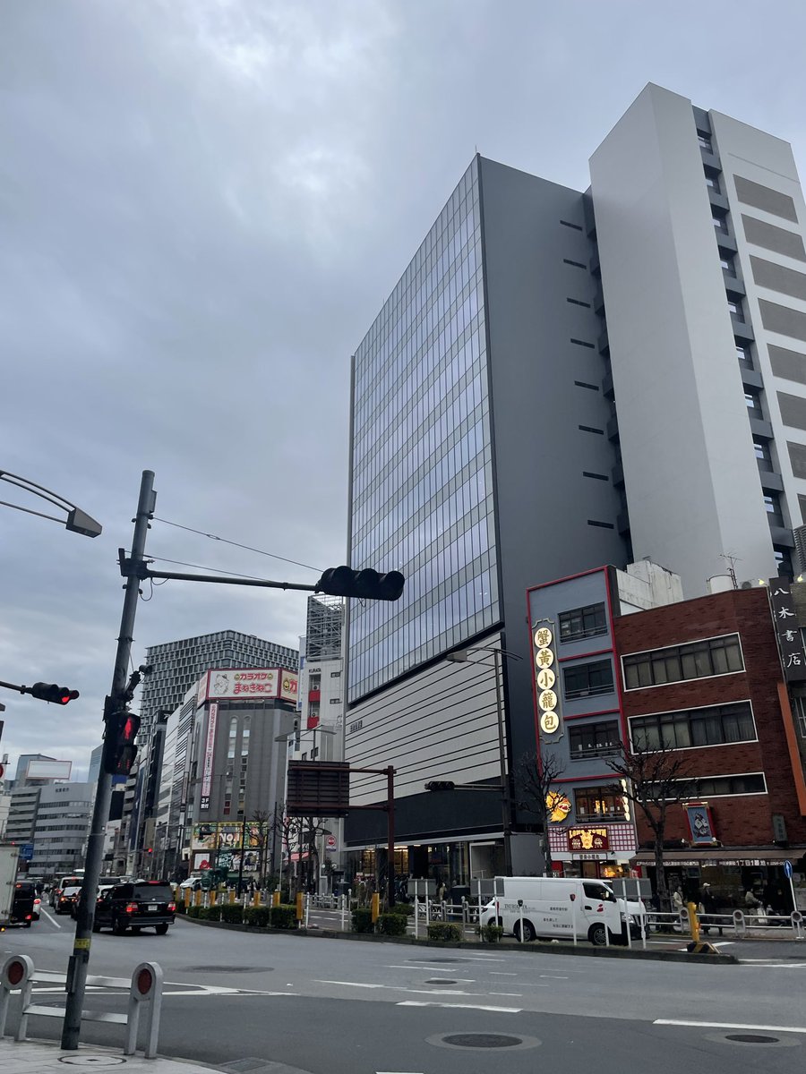 高校時代、神保町にある塾に通ってて三省堂ずっと好き。新装開店でまた通うかなーお茶もできるし。激混み長蛇の列だったから、東京堂でも買ったー📚