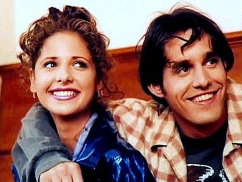 popatomique's tweet photo. Nicholas Brendon s'est éteint à l'âge de 54 ans. Il a été et restera pour beaucoup l'inoubliable Alex de la série Buffy contre les vampires. Selon un communiqué publié par sa famille, il serait mort dans son sommeil à San Francisco, de causes naturelles. https://t.co/5ZMaDAb32I