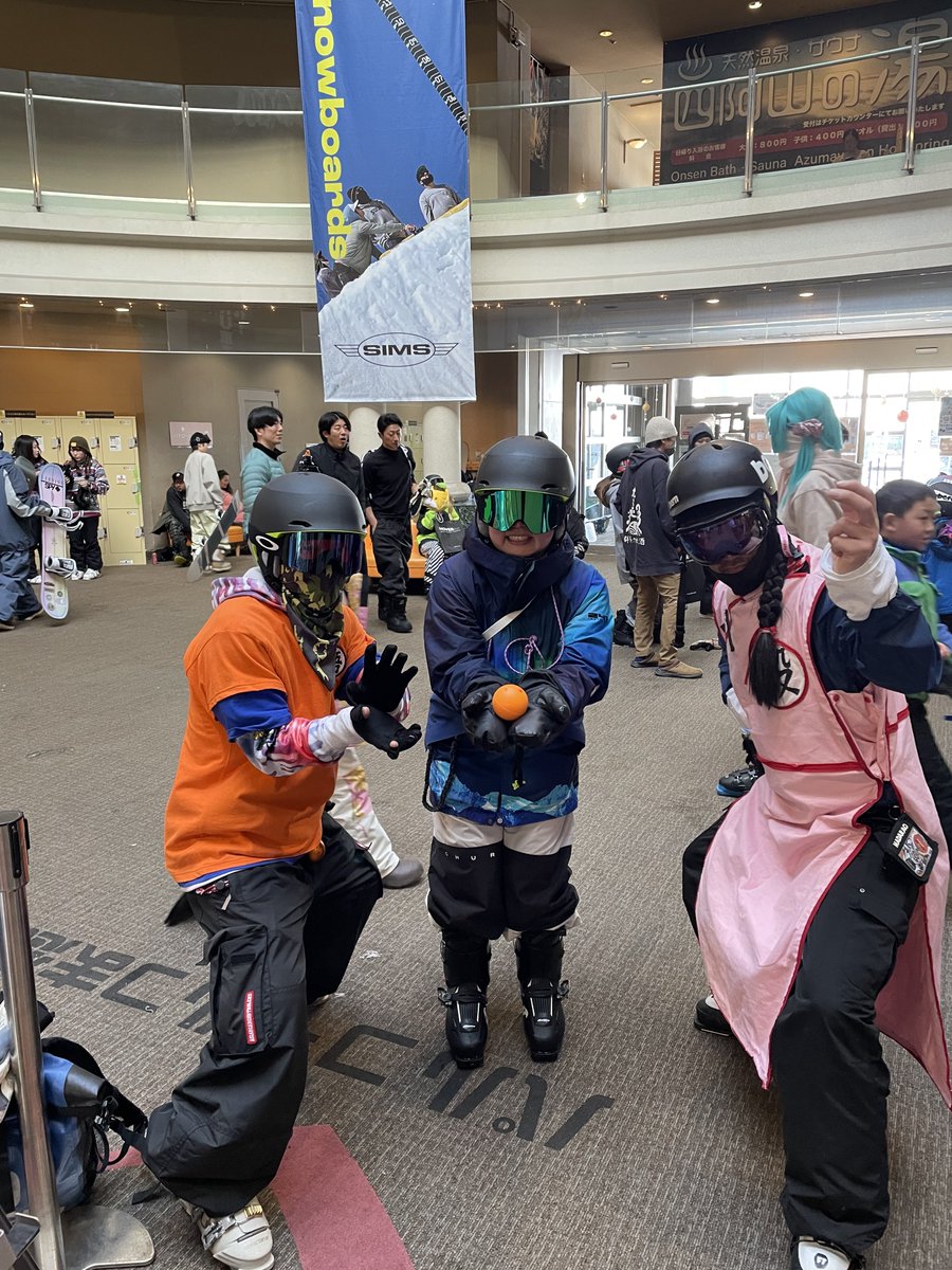 725BLACK's tweet photo. パルコールコスプレイベント冷やかしに🤭悟空と桃白白に挟まれてドラゴンボールゲット⭐️そして急遽開かれたバルバトスと天元様のスキー教室🥰優しくてかっこよかった！あと旦那ちゃんのヘルメットが野沢菜とキャベツで菜っぱだらけになってきた🥬#GRskilife #innocent  #overwrite #パルコール https://t.co/C1gdoCOLkL