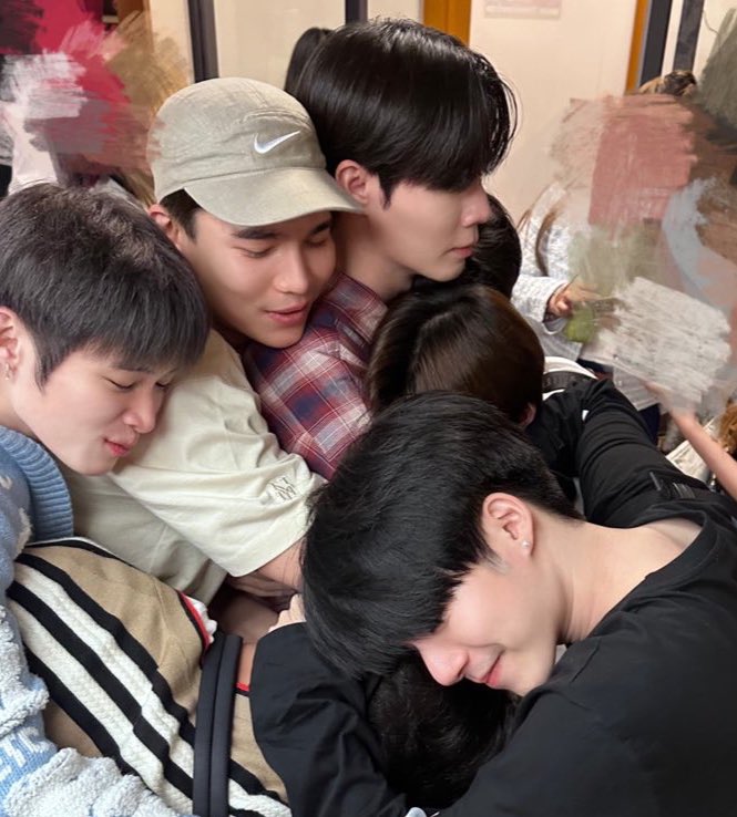 Peachyppoly's tweet photo. พี่ม๋าใหญ่ใจดีของทุกคนหนิ พึกโดนกอดกลมบ้อกทุกรอบเรย 🤲🏻🫳🏻✨ https://t.co/2K4o4Wv8gX