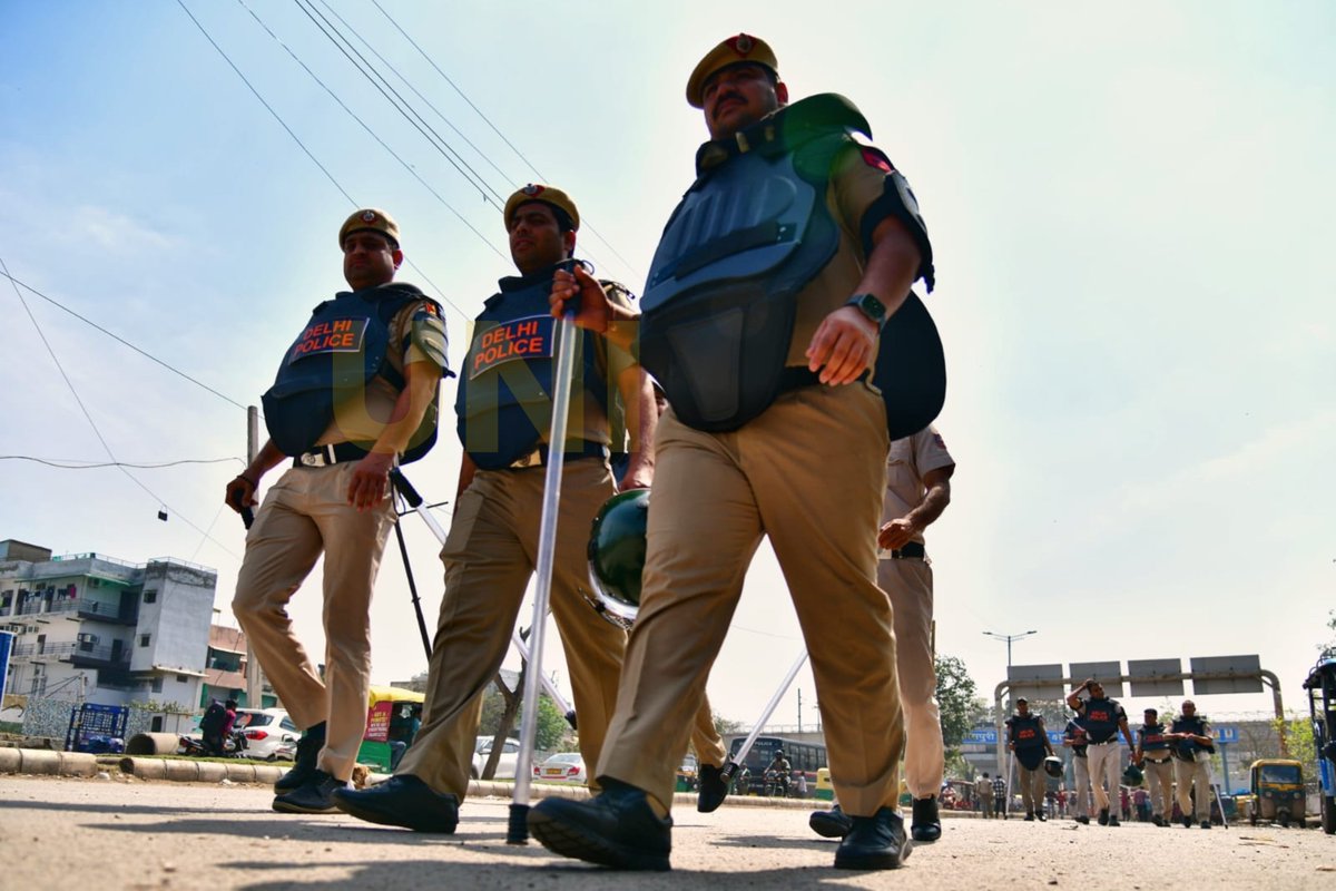UNI_Photos's tweet photo. In Photos | Delhi Police personnel maintained heightened security and conducted checks in Uttam Nagar, West Delhi, during Eid celebrations, following directives from the Delhi High Court amid tensions in the area.

📸: Nipun Channa / UNI 

@DelhiPolice | @CPDelhi | #DelhiPolice | #EidUlFitr | #DelhiHighCourt | #UttamNagar | #WestDelhi | #UNI