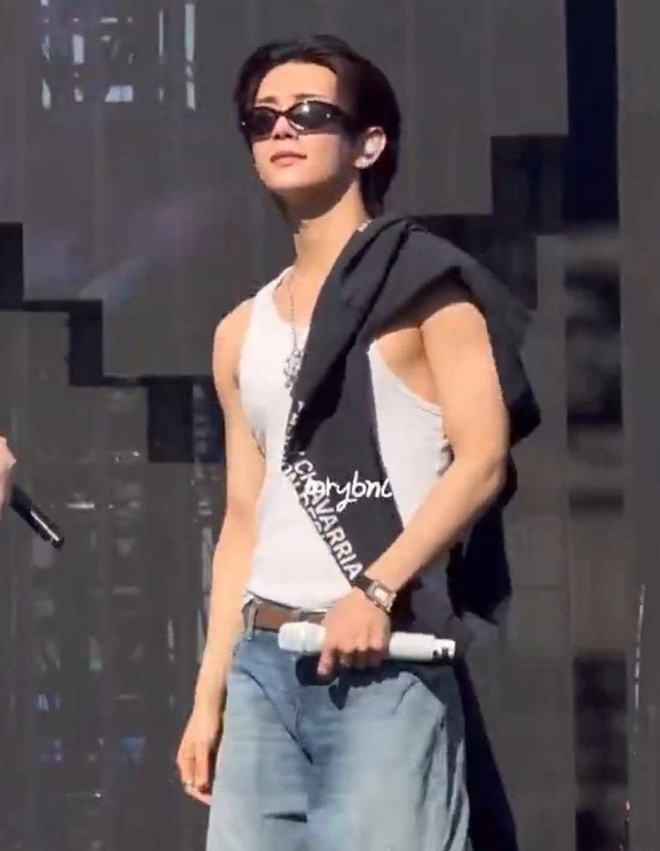 member lain :                              joshua hong :
kaosan tertutup                        😭😎🔥🔥🔥