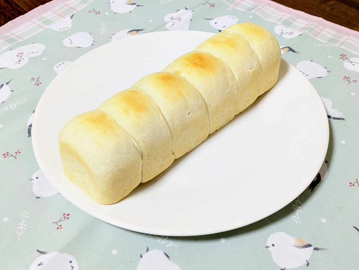 dooooomo0's tweet photo. ちぎりパン
テキトーに作ったカスタードクリームとジャムを食べるために焼きました
柔らかくてふわふわ
美味しいです

#おうちカフェ
#パン作り
#手作りパン 
#ちぎりパン https://t.co/jCc8WrEKff